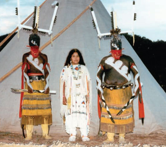 Ceremonia del rito de la pubertad de los apaches mescaleros